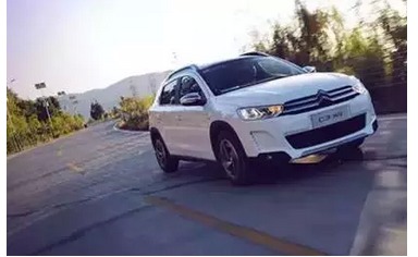 你在車上看風(fēng)景，看風(fēng)景的人在遠(yuǎn)處看你